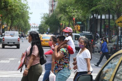 FAMILIA CRUZA UNA CALLE DE LA CIUDAD UTILIZANDO MACARILLAS PARA EVITAR EL CONTAGIO CON EL VIRUS DEL COVID-19 |
RECORRIDO DE ACTIVIDADES EN LA CIUDAD... FD: MIGUEL CANALES... 29-12-2020