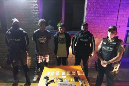 Los sospechosos llevaban consigo tres 'bates' de marihuana.