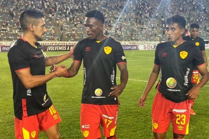 El capitán del Aucas, Víctor Figueroa (i), fue la figura oriental en el triunfo por 3-2 sobre el Universitario de Deportes, en Lima.