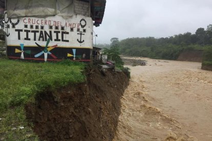 En el recinto El Caimito salen en canoa a la vía principal.