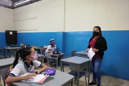 En la unidad educativa básica Enrique Gil Gilbert iniciaron las clase presenciales.