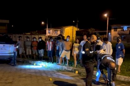 La Policía hace el trabajo de recoger indicios, luego del asesinato del hombre