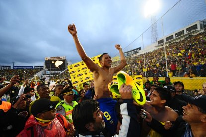 Jefferson Montero, autor del gol de la victoria de la Tri, es llevado en hombros por los aficionados y miembros del cuerpo de colaboradores de la selección al término del partido ante los uruguayos.
