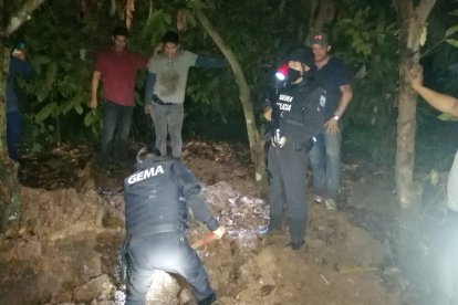 Momentos en que los agentes desenterraban el alcaloide.