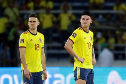 James Rodríguez (d) y Rafael Santos Borré (i) de Colombia lamentan la derrota, el 28 de enero de 2022, al final de un partido de las eliminatorias sudamericanas para el Mundial de Catar 2022