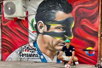 Víctor Díaz tiene inmortalizado al delantero Gianluca Lapadula, afuera de su restaurante.