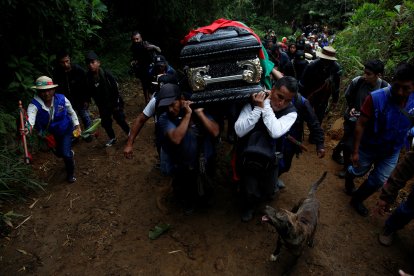 Cientos de indígenas asisten el 27 de enero de 2022, al sepelio de Albeiro Camayo, líder indígena asesinado el pasado 24 de enero de 2022 en el resguardo indígena Las Delicias, del municipio de Buenos Aires, Cauca (Colombia). El conflicto armado colombiano, cuyo fin proclamaron hace cinco años el Gobierno y las FARC, persiste y se recrudece en diferentes partes del país en las que las disidencias de la antigua guerrilla intentan ganar terreno. EFE/ Ernesto Guzmán Jr