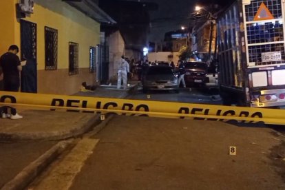 Policías recogieron indicios balísticos en la casa donde se suscitó el asesinato.