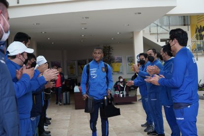 Moises Caicedo, volante tricolor, al salir de la Casa de la Selección rumbo al aeropuerto.