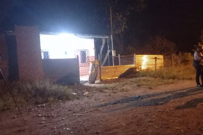 A este domicilio entraron los tipos para llevarse a la pareja. Los parientes dijeron que los hombres llevaban fusiles.