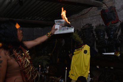 Chonta Negra en acción. El chamán hizo el trabajito para contrarrestar las ‘cositas’ que hicieron los brujos peruanos.