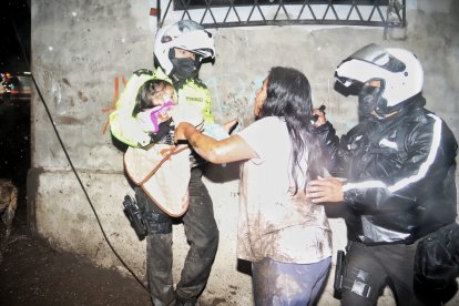 Policías ayudan a una mujer y su familia ante el desastre.