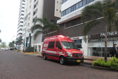 La Policía y Cuerpos de Bomberos intentan persuadirlo de que no acabe con su vida.
