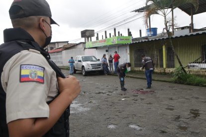 La Policía Nacional recorrió la escena buscando indicios.