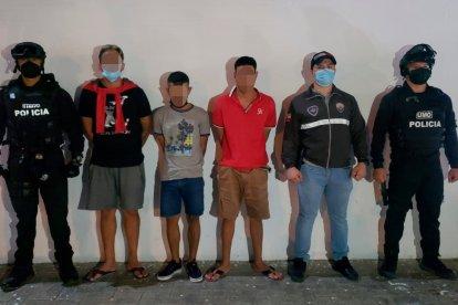 La Policía mostró a los tres sospechosos aprehendidos.