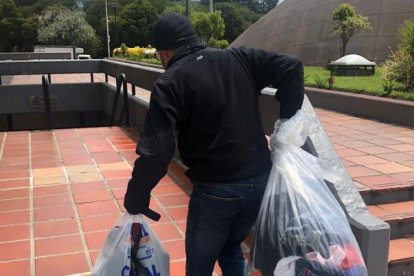 Un ciudadano acudió a donar ropa en buen estado para las personas perjudicadas por el aluvión.