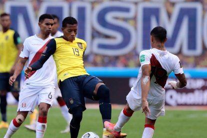 Gonzalo Plata (c) se perfila como titular en el elenco ecuatoriano, para el duelo ante Perú.