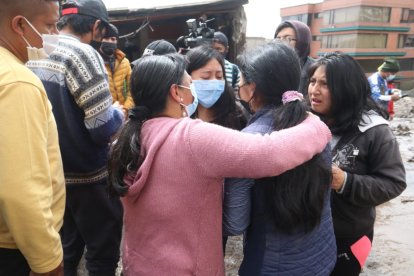 Un grupo de damnificados se abrazan ante el dolor provocado por la tragedia en el noroccidente de Quito.