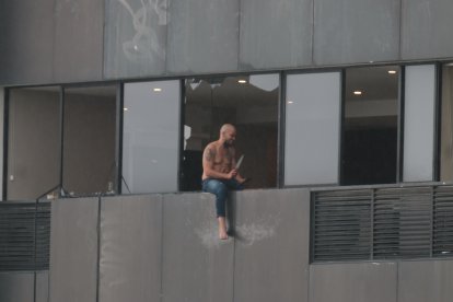 Ángel Vera Vera sostenía en su mano derecha un cuchillo y en la izquierda su celular. 
Se comunicó con sus familiares. MInutos después lo cobijó la muerte.