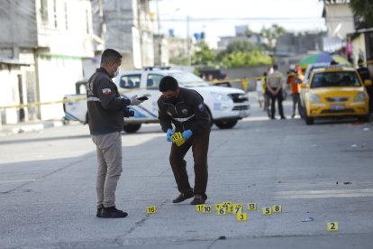 Agentes de Criminalista buscan pistas del tiroteo registrado esta tarde en el sector del Guasmo.
