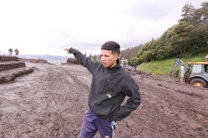 Yordy Ponce se ‘tiró’ desde una pendiente de cuatro metros para que el aluvión no lo alcanzara. Sobrevivió de milagro.