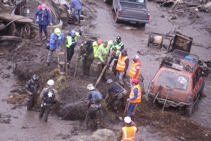 Residentes temen que bajo la capa de lodo haya más de 20 cuerpos.