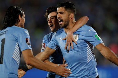 Luis Suárez de Uruguay celebra un gol, en un partido de las eliminatorias sudamericanas para el Mundial de Catar 2022 entre Uruguay y Venezuela.