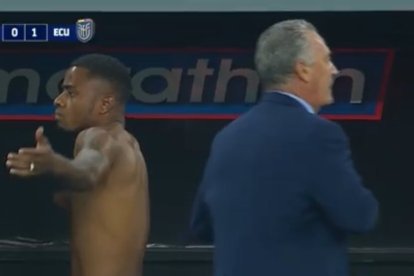 Diego Palacios sin su camiseta y el marcador iba 0-1, Alfaro desesperaba.
