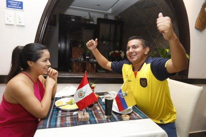 Una pareja conformada entre un ecuatoriano y una peruana disfrutaron el encuentro entre sus selecicones.