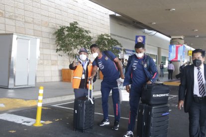 Momentos de la llegada del equipo ecuatoriano desde Perú, donde la noche anterior lograron un valioso empate.
