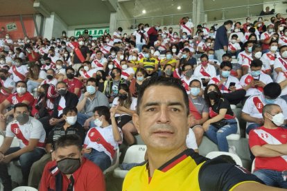 Juan Carlos Bustamante, un lunar amarillo en medio de la hinchada peruana.
