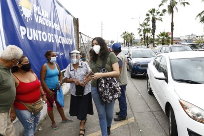Los ecuatorianos sobreviven con la pandemia, aunque en estos momentos la situación epidemiológica del país mejora