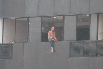 Carlos Vera Espinoza permaneció varias horas sentada sobre la ventana.