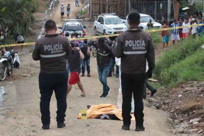 El cuerpo de Santiago Salazar Lascano quedó sobre la calzada, estaba a dos cuadras de su domicilio.balazos en la Coop San Francisco por negarse a las extorsiones.