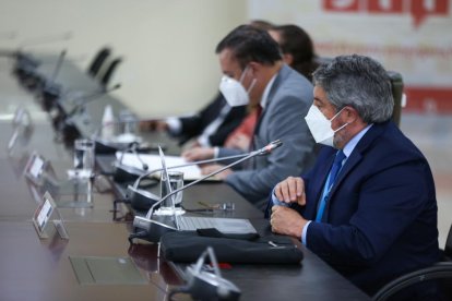 El titular del COE Nacional, Juan Zapata, estuvo acompañado de ministros y viceministros de Educación, Salud y Trabajo.