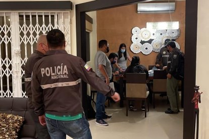 En el allanamiento se incautó dinero en efectivo como parte de las evidencias.