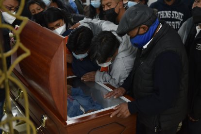 Allegados de Vicente Tingo estuvieron toda la noche del martes velando sus restos en su casa, ubicada en La Comuna.