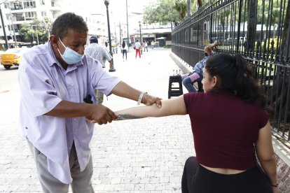 Guzmán también atiende a mujeres y tiene su método. Ya sabe cómo tratarlas para que no sea necesario que se levanten la blusa.
