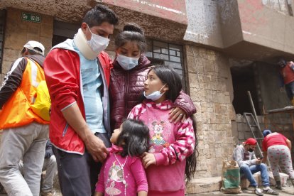 Darwin Bosques y sus hijas se salvaron de milagro. El camión en el que estaban fue arrastrado por la corriente de lodo y cayó en una hondonada. El vehículo quedó inservible.