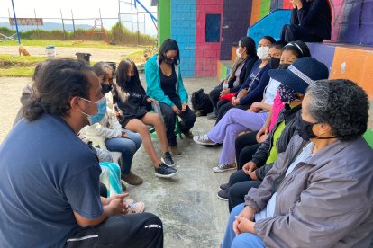 En el círculo de palabra las personas expresan sus pensamientos y sentimientos.