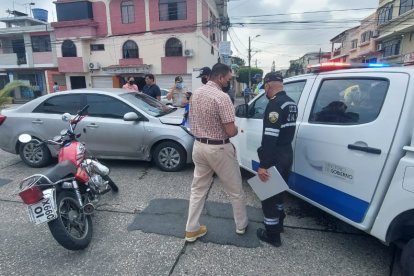 Persecución de un par de presuntos asaltantes en moto termina en un choque en la ciudadela Urdenor 1, en la Av Ignacio Robles.Los presuntos pillos son menores de edad.
