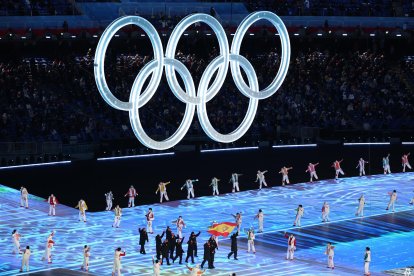 El desfile inaugural presenta a los deportistas que competirán por la glori