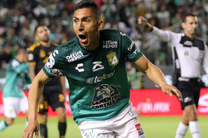 Fotografía de archivo de Ángel Mena del León celebrando tras anotar contra Tigres.