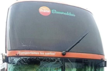 Uno de los buses asaltados con la modalidad de poner obstáculos en las carreteras.
