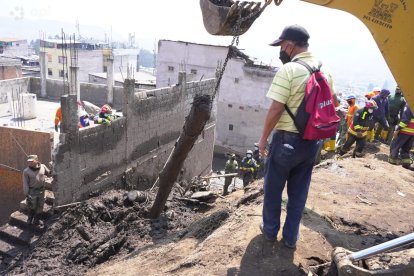 Continúan las labores de limpieza en la zona del desastre en La Comuna y La Gasca.