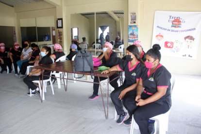 Las afectadas lucen tristes y asustadas luego del atraco de que fueron objeto.