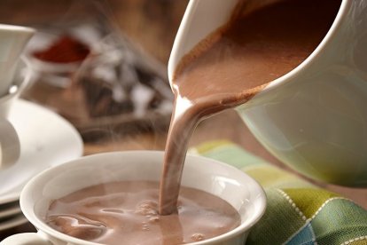 Una taza de chocolate caliente se puede tomar en la mañana o en la tarde.