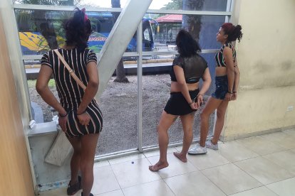 Las presuntas atacantes de un taxi fueron aprehendidas para investigaciones.