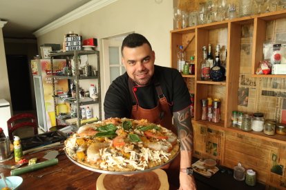 García recomienda que si no tienes horno hagas la receta en una sartén con abundante aceite.