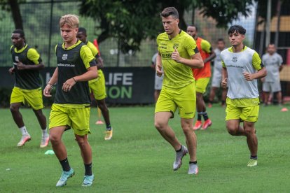 Ezequiel Emanuele, Carlos Rodríguez y Ronaldo Flor en la nómina copera de Barcelona 2022.